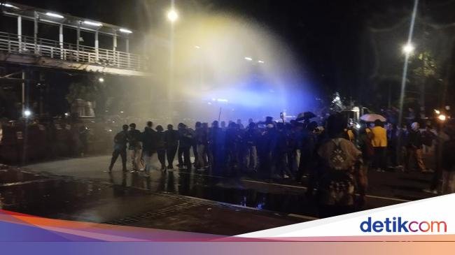 Massa Demo Masih Bertahan di Patung Kuda, Polisi Semprotkan Water Cannon