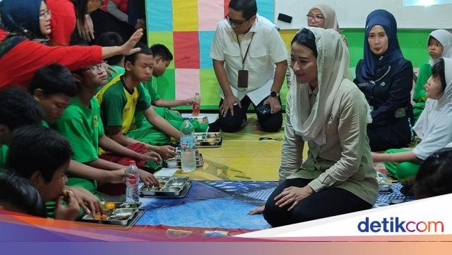 Wamendag Tinjau Program Makan Bergizi Gratis di SLB Slipi