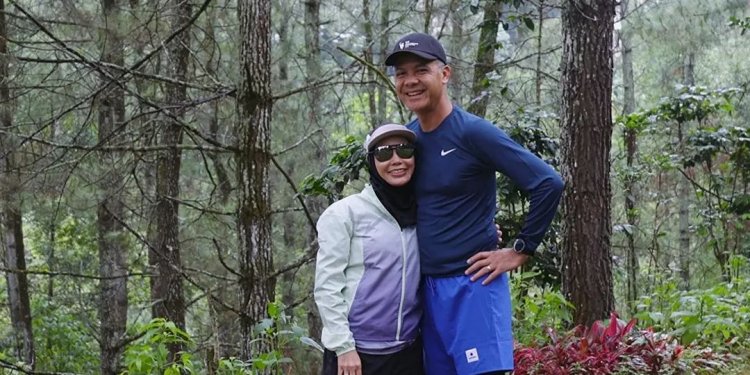 Momen Romantis Eks Capres 2024 Gandengan Tangan Sama Istri di Tengah Hutan, Isi Statusnya soal Kesunyian