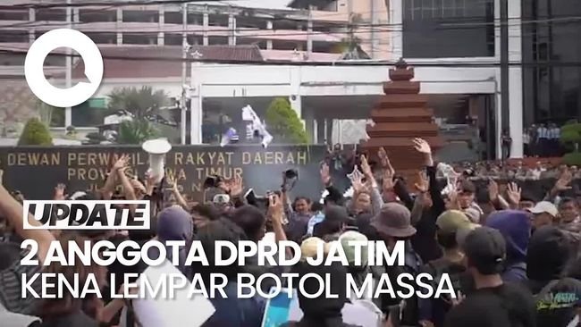 Video: Momen 2 Anggota DPRD Jatim Dilempari Botol Massa Aksi 'Indonesia Gelap'