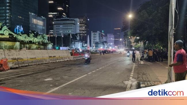 Massa 'Indonesia Gelap' Bubar, Jalan Medan Merdeka Barat Kembali Normal