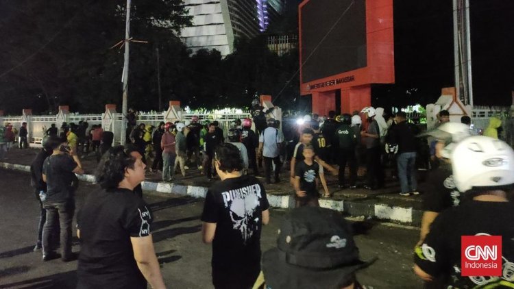 Lemparan Molotov Massa di Makassar Dibalas Gas Air Mata Polisi