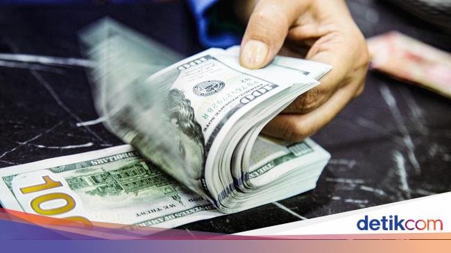 Dolar AS Diramal Betah di Rp 16.000an, Ini Biang Keroknya